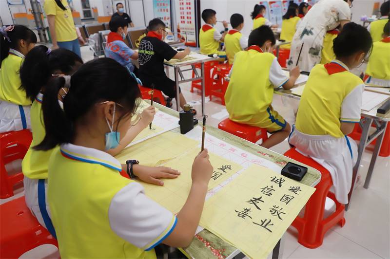 2021年7月10日，鄂州市科協(xié)組織蓮花小學(xué)學(xué)生在鄂州市科技館開展社會主義核心價值觀系列活動，圖為開展的遨游翰墨筑夢華夏書法活動，學(xué)生認(rèn)真寫字中.jpg