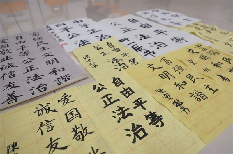 2021年7月10日，鄂州市科協(xié)組織蓮花小學(xué)學(xué)生在鄂州市科技館開展社會主義核心價值觀系列活動，圖為開展的遨游翰墨筑夢華夏書法活動，學(xué)生作品.jpg