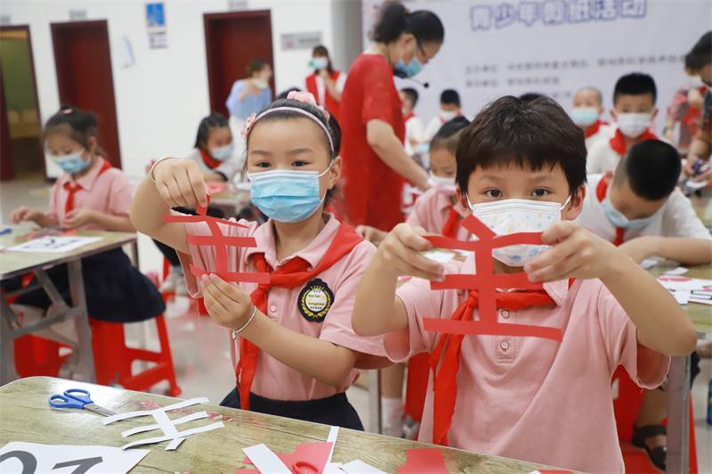 2021年7月10日，鄂州市科協(xié)組織落駕坪小學(xué)學(xué)生在鄂州市科技館開(kāi)展社會(huì)主義核心價(jià)值觀系列活動(dòng)，圖為開(kāi)展的紅色剪影圓夢(mèng)中華剪紙活動(dòng)，同學(xué)們展示自己的半成品.jpg