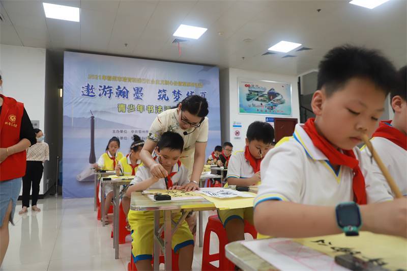 2021年7月10日，鄂州市科協(xié)組織蓮花小學(xué)學(xué)生在鄂州市科技館開展社會主義核心價值觀系列活動，圖為開展的遨游翰墨筑夢華夏書法活動，老師指導(dǎo)學(xué)生.jpg