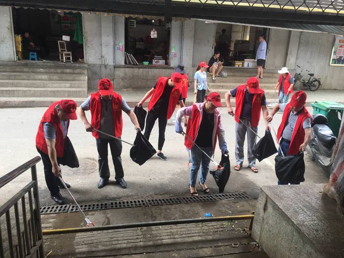 圖為6月28日，市科協(xié)副主席陳少斌（右一）帶領科普志愿者在考棚社區(qū)十字街路開展衛(wèi)生大掃除。.JPG