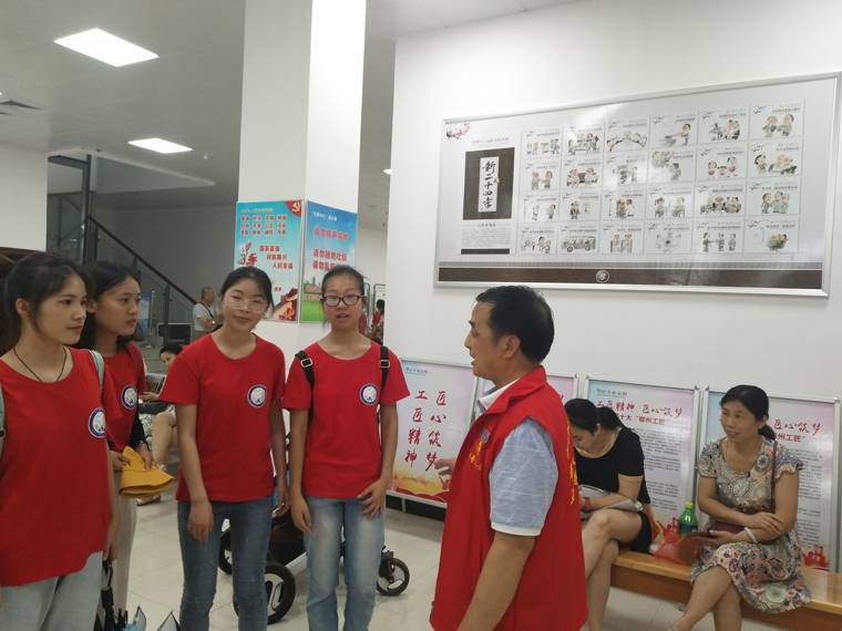 2019年7月28日，市科技館組織武昌理工學(xué)院知行書苑支教隊(duì)20名志愿者參觀科技館，并開展社會(huì)主義核心價(jià)值觀教育實(shí)踐活動(dòng)。圖為市科技館志愿者對(duì)參觀人員宣傳社會(huì)主義核心價(jià)值觀.jpg