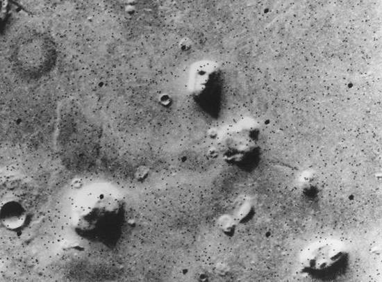 火星上的臉 圖片來源：Viking 1， NASA - Viking 1 Orbiter， image F035A72 （Viking CD-ROM Volume 10）